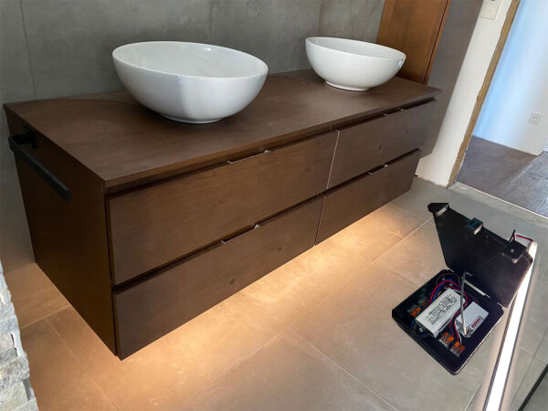 Waschbecken Unterschrank LED Leuchte 230VAC  in Box mit Bewegungsmelder LED ca.15W/m mit Bewegungsmelder max.0,5-15min Warmweiß 3000K -MADE IN GERMANY- LED-Leiste 130cm Weiß